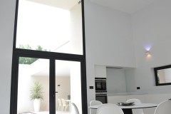 Belle hauteur de plafond et mobilier contemporain dans la cuisine