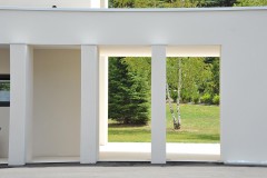 Larges débords de toitures et porte-à-faux